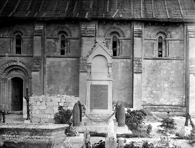 Façade sud : chevet et petit portail