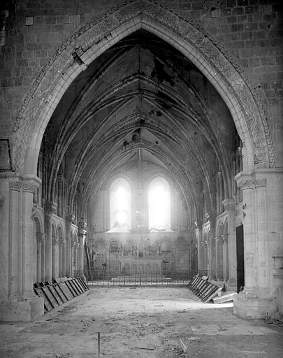 Vue intérieure de la nef vers le choeur