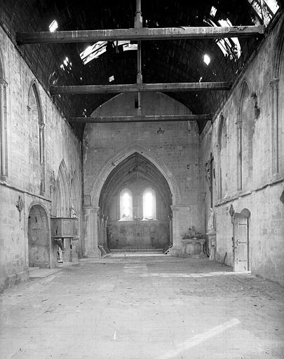 Vue intérieure de la nef vers le choeur