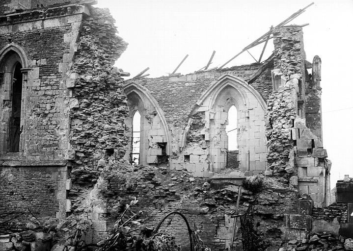 Vue intérieure du choeur : détail des démolitions