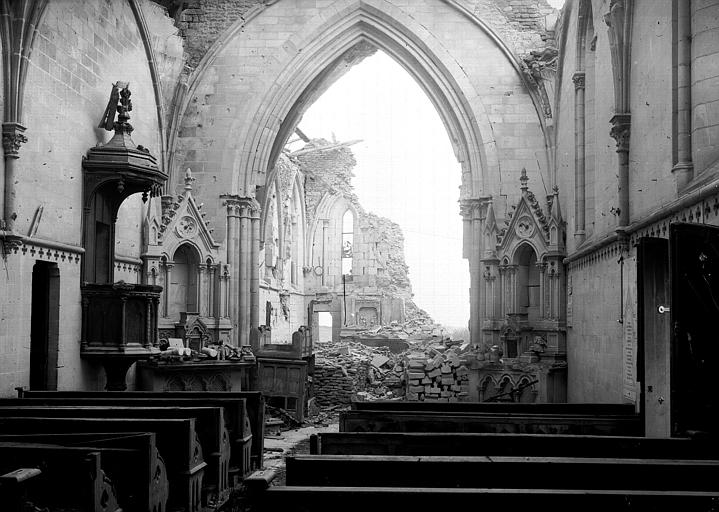 Vue intérieure de la nef vers le choeur détruit