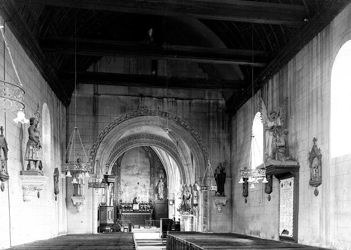 Vue intérieure de la nef vers le choeur