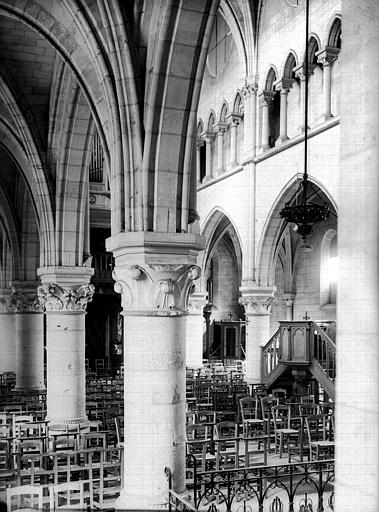 Vue intérieure de la nef prise du bas-côté : Grandes arcades