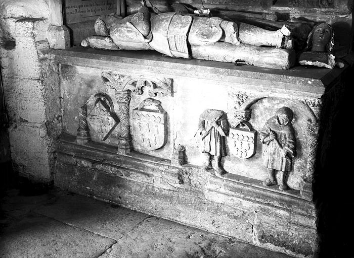 Tombeau de Jean le Chenut et de Jeanne de Grizy : bas-relief de la partie inférieure