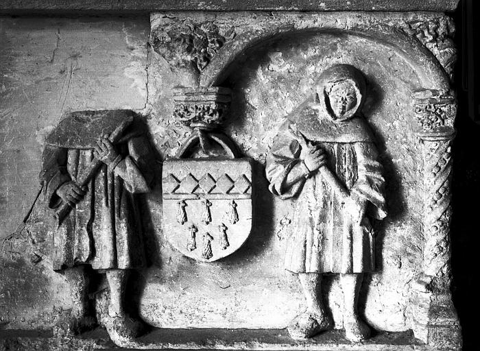 Tombeau de Jean le Chenut et de Jeanne de Grizy, détail du bas-relief de la partie inférieure : ecusson et personnages sous des arcatures