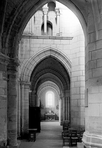 Vue intérieure du collatéral sud vers l'entrée