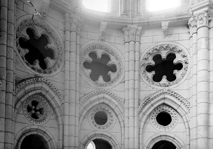 Vue intérieure du choeur : détail des roses au-dessus du triforium