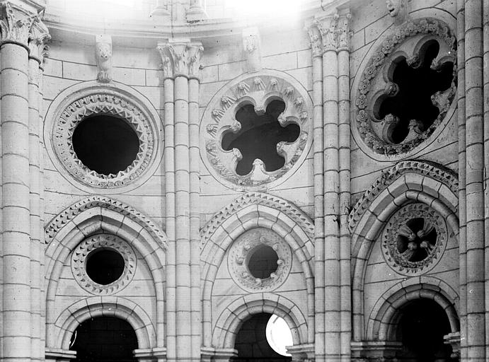 Vue intérieure du choeur : détail des roses au-dessus du triforium