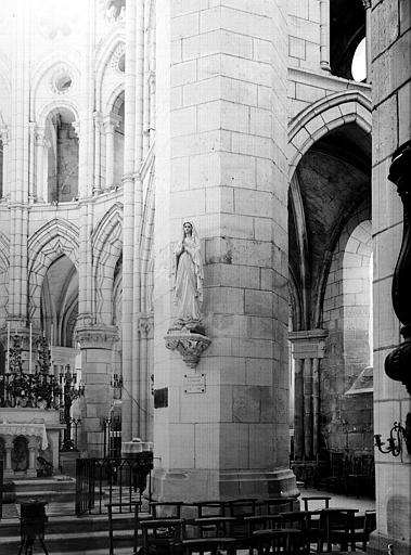 Pilier du transept sud, côté choeur