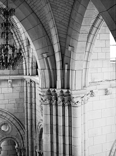 Pilier du transept : chapiteaux et départ des voûtes