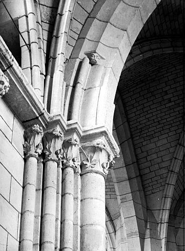 Pilier du transept : chapiteaux et départ des voûtes