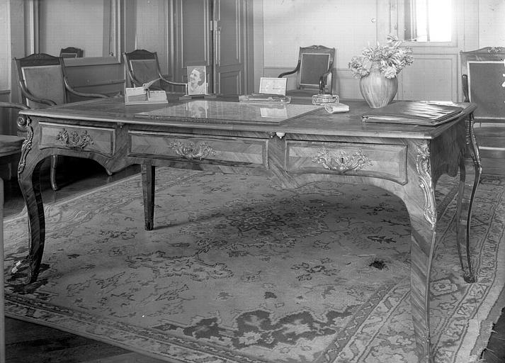 Bureau ministre en bois, orné de bronzes ciselés et dorés, d'époque Régence, dans le cabinet du sous-prefet - © Ministère de la Culture (France), Médiathèque du patrimoine et de la photographie, diffusion RMN-GP