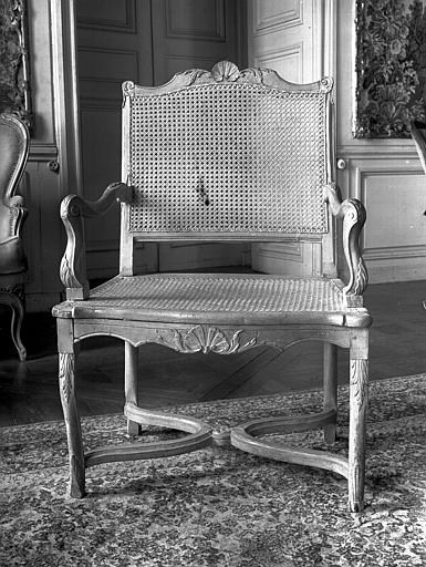 Vestibule : fauteuil canné d'époque Régence - © Ministère de la Culture (France), Médiathèque du patrimoine et de la photographie, diffusion RMN-GP