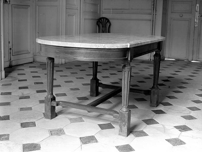 Vestibule : table en bois Régence à plateau en marbre - © Ministère de la Culture (France), Médiathèque du patrimoine et de la photographie, diffusion RMN-GP