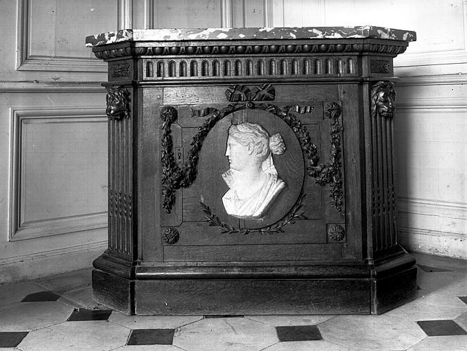 Salle à manger, desserte en bois avec plateau en marbre, ornée d'un médaillon de marbre, d'époque Louis XVI - © Ministère de la Culture (France), Médiathèque du patrimoine et de la photographie, diffusion RMN-GP