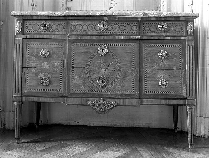 Petit salon : commode en bois marqueté Louis XVI, ornée de bronzes ciselés - © Ministère de la Culture (France), Médiathèque du patrimoine et de la photographie, diffusion RMN-GP