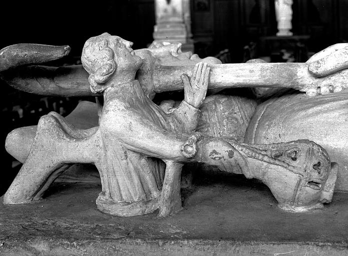 Tombeau en pierre de saint Gauthier, décédé en 1099 : détail d'un ange près de la tête du gisant