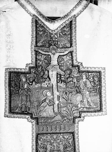 Chasuble brodée : détail de la broderie centrale du dos