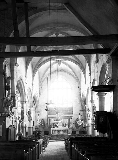 Vue intérieure de la nef vers le choeur