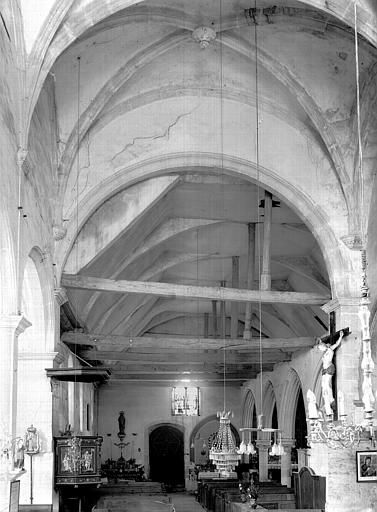 Vue intérieure de la nef vers l'entrée