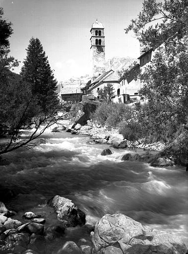 Vue générale prise du torrent à l'est