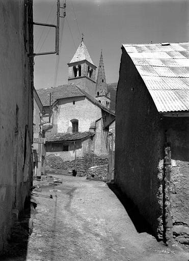 Clocher vu d'une ruelle