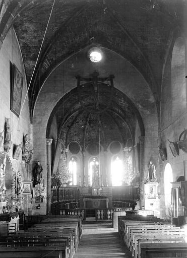 Vue intérieure de la nef vers le choeur