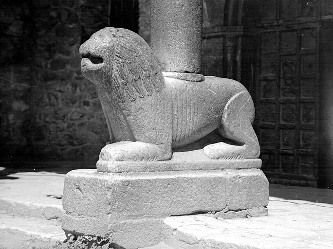 Porche sud : Lion sculpté à la base de la pile médiane