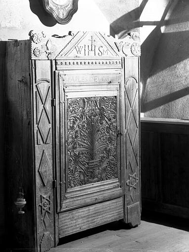 Armoire à ornements en bois sculpté portant l'inscription ' parles des vos'