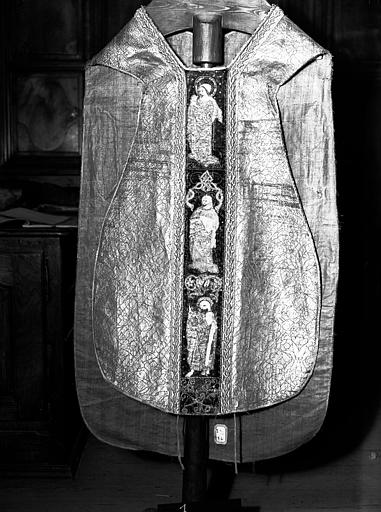 Chasuble de drap d'or (devant), orfrois brodés à personnages (15e)