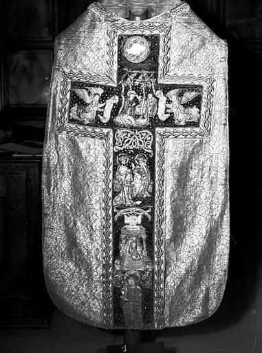 Chasuble de drap d'or (dos), orfrois brodés à personnages (15e)