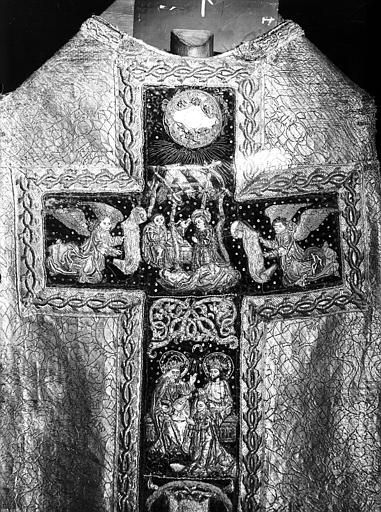 Chasuble de drap d'or (dos), orfrois brodés à personnages (15e), détail de la croix