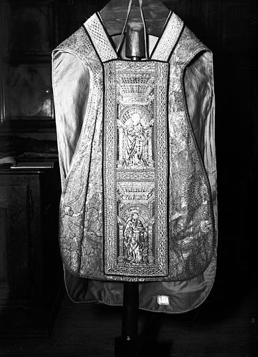 Chasuble de tissu rouge broché d'or (devant), orfrois brodés aux armes de Rostaing d'Ancezune