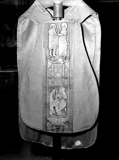 Chasuble au fond moderne (devant), orfrois brodés à personnages (16e)