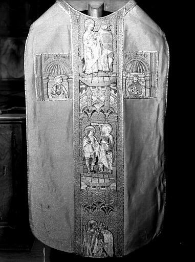 Chasuble au fond moderne (dos), orfrois brodés à personnages (16e)