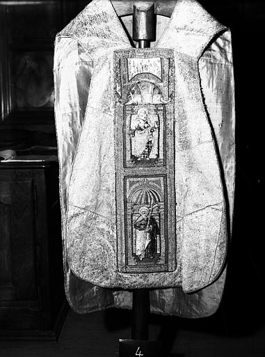 Chasuble de drap d'or (devant), orfrois brodés aux armes de M. de Fiesque (1516) - © Ministère de la Culture (France), Médiathèque du patrimoine et de la photographie, diffusion RMN-GP