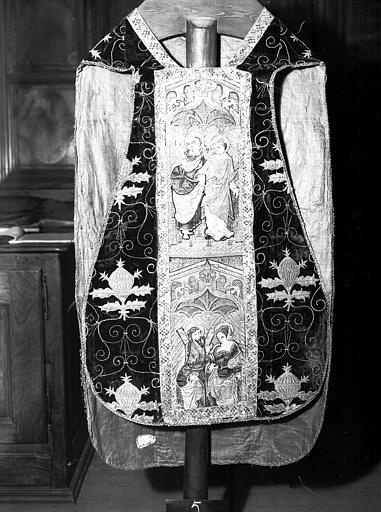 Chasuble de velours violet (devant), orfrois à personnages (16e)