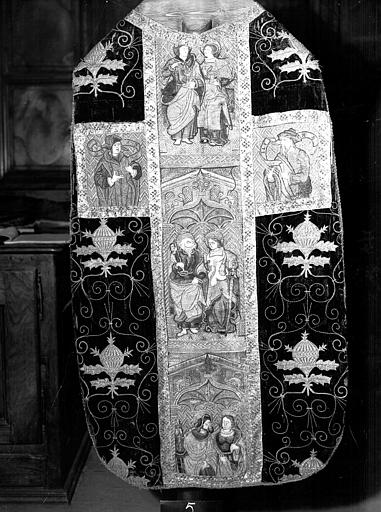 Chasuble de velours violet (dos), orfrois à personnages (16e)