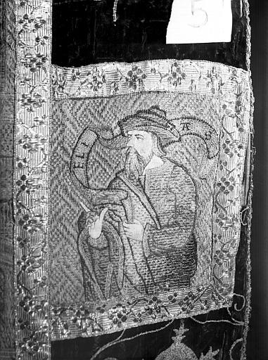 Chasuble de velours violet (dos), orfrois à personnages (16e), détail de la croix (bras droit)