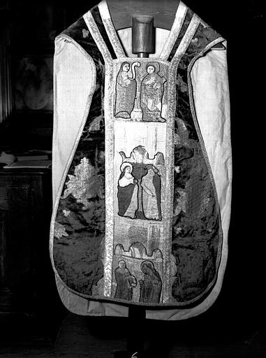 Chasuble de velours rouge (devant), orfrois brodés à personnages (16e)