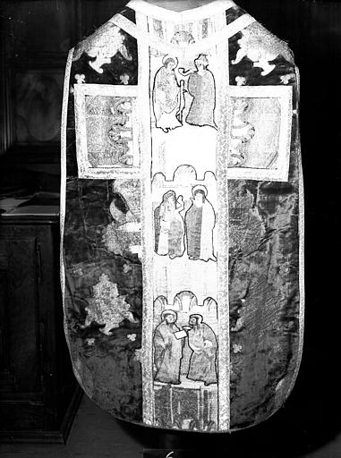 Chasuble de velours rouge (dos), orfrois brodés à personnages (16e)