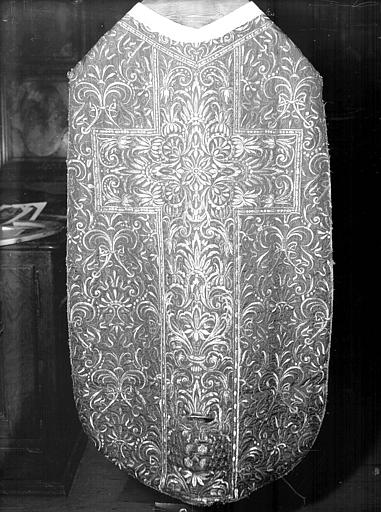 Chasuble, fond rouge et rinceaux d'argent (17e) - © Ministère de la Culture (France), Médiathèque du patrimoine et de la photographie, diffusion RMN-GP