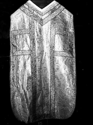 Chasuble de brocart d'argent, don du cardinal Pierre Guérin de Tencin (1724-1740)