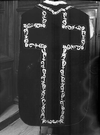 Chasuble de soie noire, broderies d'argent en bosses (17e)