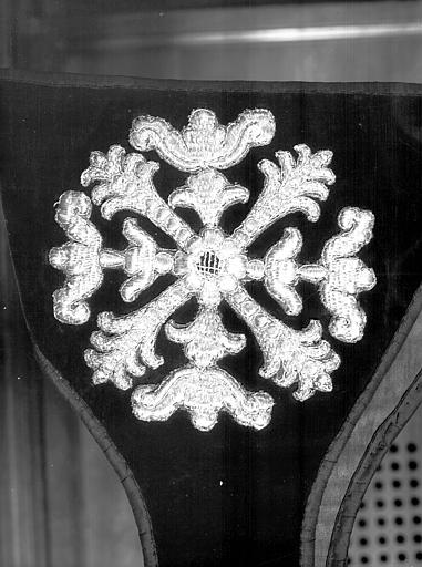 Chasuble de soie noire, broderies d'argent en bosses (17e) : manipule - © Ministère de la Culture (France), Médiathèque du patrimoine et de la photographie, diffusion RMN-GP