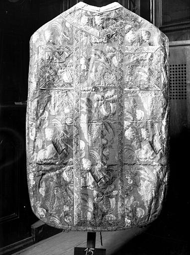 Chasuble de soie verte, fruits, grenades, Louis XIII - © Ministère de la Culture (France), Médiathèque du patrimoine et de la photographie, diffusion RMN-GP