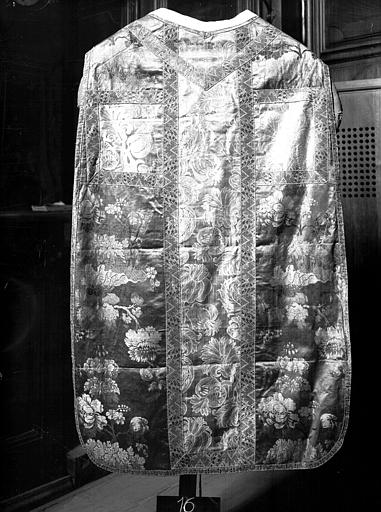 Chasuble de soie verte, feuillages, Louis XIII - © Ministère de la Culture (France), Médiathèque du patrimoine et de la photographie, diffusion RMN-GP