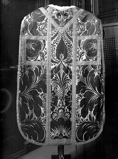 Chasuble de brocatelle, galon jaune d'or, Louis XIV - © Ministère de la Culture (France), Médiathèque du patrimoine et de la photographie, diffusion RMN-GP