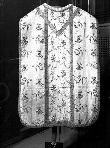 Chasuble de soie beige, brodée de fleurs (18e) - © Ministère de la Culture (France), Médiathèque du patrimoine et de la photographie, diffusion RMN-GP