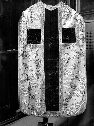 Chasuble de soie verte, fleurs brodées, croix de velours - © Ministère de la Culture (France), Médiathèque du patrimoine et de la photographie, diffusion RMN-GP